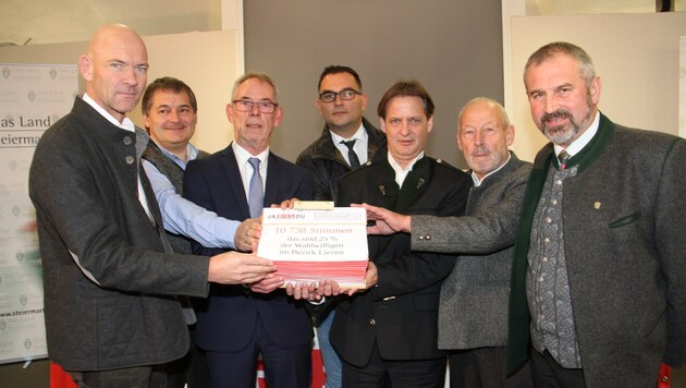 Bürgerinitiative und Bürgermeister bieten der Landesregierung die Stirn (Bild: Christian Jauschowetz)