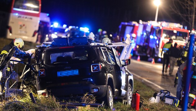 Einen Toten forderte ein Verkehrsunfall zwischen einem Reisebus und einem Pkw in Schlierbach. (Bild: laumat.at / Matthias Lauber)