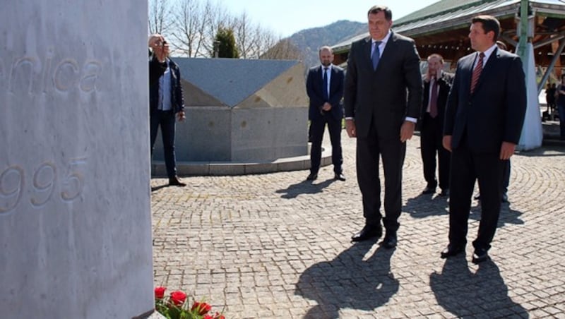 Milorad Dodic (Mitte) beim Besuch der Genozid-Gedenkstätte in Potocari (Bild: AFP)