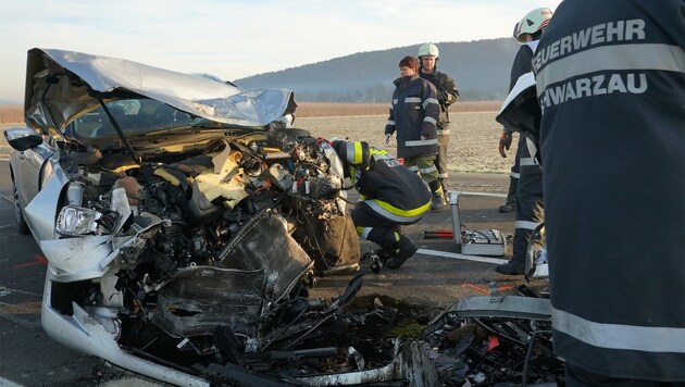 Einsatzkräfte am Unfallort (Bild: APA/LFV FRANZ FINK)