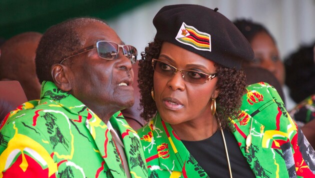 Robert und Grace Mugabe dürfen nach einem Deal mit der Regierungspartei in Simbabwe bleiben. (Bild: AP)