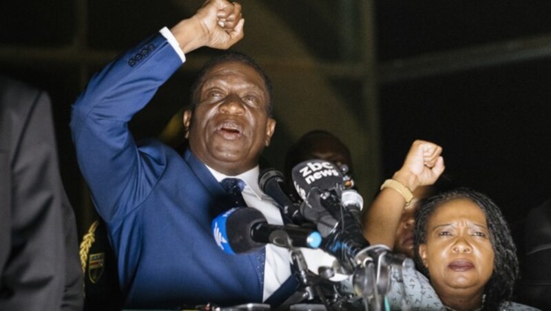 Emmerson Mnangagwa mit Ehefrau Auxilia (Bild: APA/AFP/MARCO LONGARI)