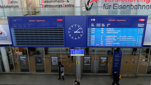 Seit Wochen sorgt die kaputte linke Anzeigentafel am Linzer Hauptbahnhof für Ärger bei Bahnkunden. (Bild: Horst Einöder)