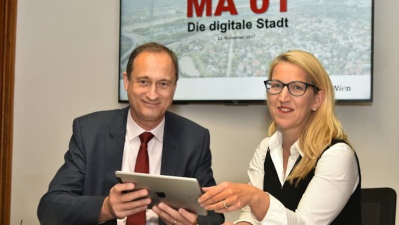 Stadtrat Andreas Mailath-Pokorny und IT-Leiterin Ulrike Huemer (Bild: Christian Jobst)