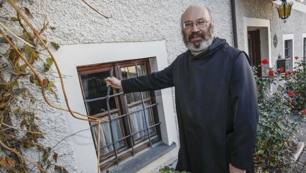 Pfarrer Petrus Eder zeigt das kleine Fenster (Bild: Markus Tschepp)