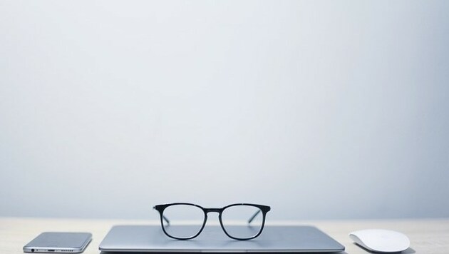 Eine Brille gehört schon längst nicht mehr zu Dingen, die einem Häme einbringen. (Bild: vacdll (CC0-Lizenz) / pixabay.com)