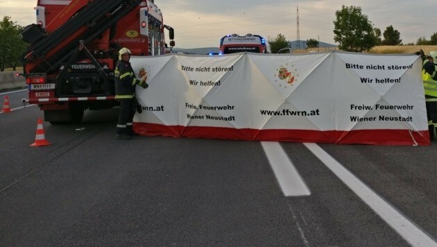 „Bitte nicht stören! Wir helfen!“, steht auf der aufklappbaren Sichtschutzwand, die nun ständiger Begleiter der Freiwilligen Feuerwehr Wiener Neustadt ist. (Bild: FF Wiener Neustadt)