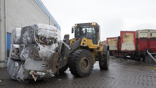 Müllanlieferung bei der Linz AG. Da kommt schon einiges zusammen... (Bild: FOTO LUI)