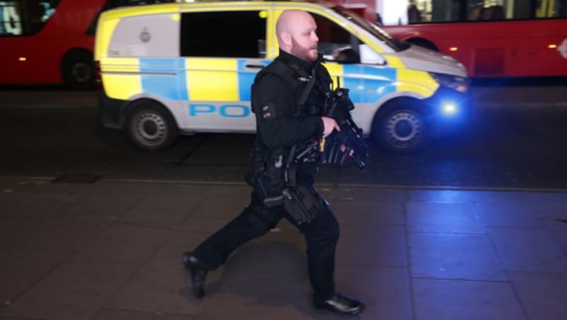 Ein schwer bewaffneter Polizist in der Nähe der Oxford Street (Bild: APA/AFP/Daniel LEAL-OLIVAS)