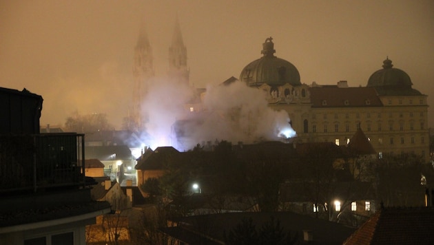 Dichte Rauchwolken über den Dächern des Stiftes Klosterneuburg (Bild: Freiwillige Feuerwehr Klosterneuburg)