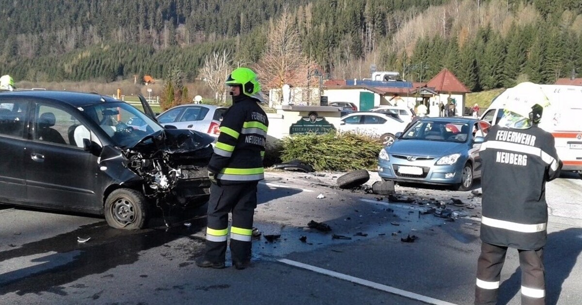 Unfall In Der Stmk - Auto übersehen: Drei Verletzte Bei Frontalcrash ...