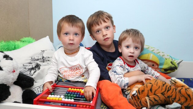 Der kranke Simon (re.) mit seinen großen Brüdern Leon (4) und Justin (2) im Kinderzimmer. (Bild: Pressefoto Scharinger © Daniel Scharinger)