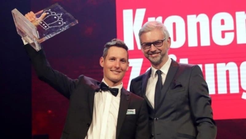 Landeshauptmann-Stellvertreter Michael Strugl mit Radstar Lukas Pöstlberger. (Bild: Markus Wenzel)