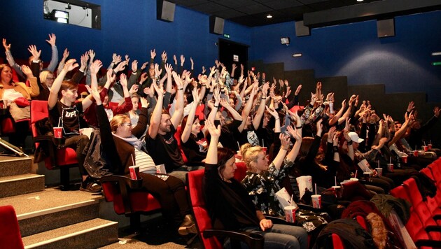 Die Betreuer luden am Samstag Tirols Lehrlinge zu einem Filmabend ins Metropol-Kino ein. (Bild: Thomas Heher)