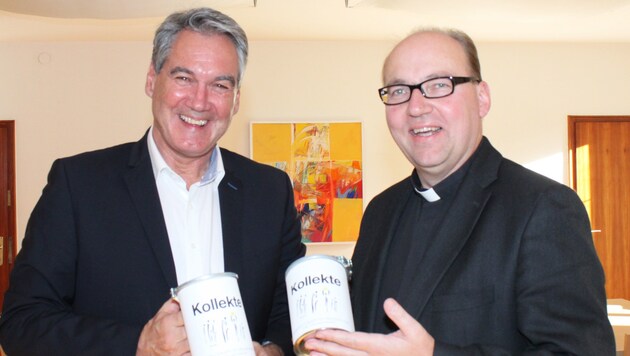 Caritas-Direktor Georg Schärmer (li.) und Hermann Glettler mit der Kollekte. (Bild: Caritas Tirol)