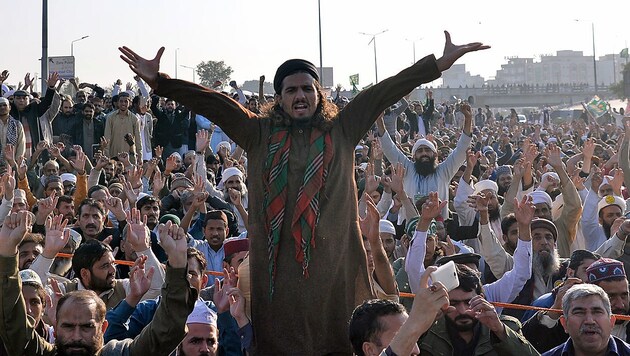 Die Tausenden Demonstranten haben sich gegen die Regierung in Islamabad durchgesetzt. (Bild: APA/AFP/AAMIR QURESHI)