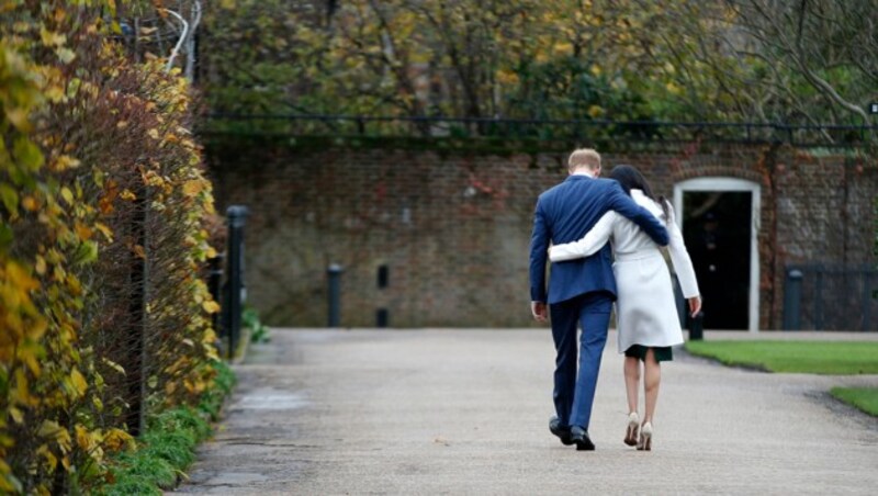 Arm in Arm nach dem ersten Auftritt als Verlobte: Prinz Harry und Meghan Markle (Bild: Copyright 2017 The Associated Press. All rights reserved.)