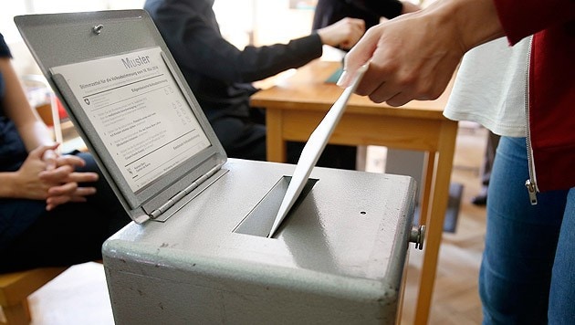In der Schweiz sind ab einer bestimmten Unterschriftenzahl eines Volksbegehrens verpflichtende Volksabstimmungen vorgesehen. (Bild: APA/EPA/Peter Klaunzer)