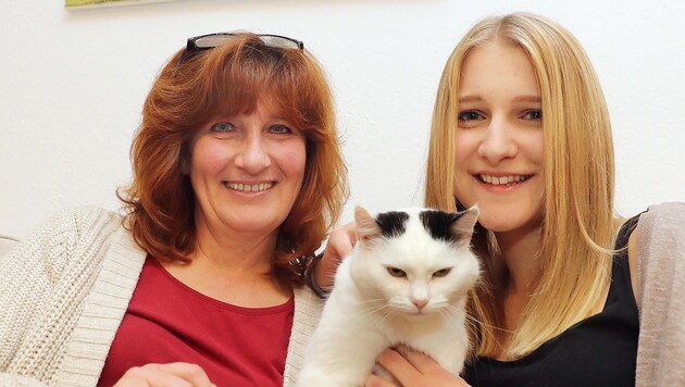 Alle sind glücklich! Martina und Mama Ulli mit ihrer geliebten Ausreißerin, Katze "Minka" (Bild: Jürgen Radspieler)