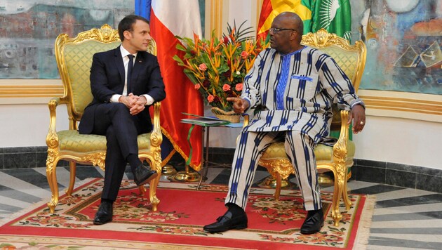 Frankreichs Präsident Macron bei Burkina Fasos Präsident Christian Kabore (Bild: AP)