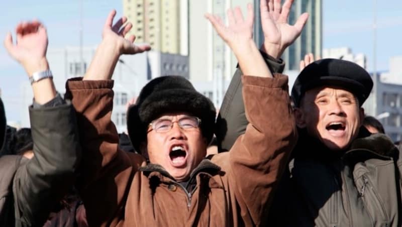 Nordkoreaner bejubeln in Pjöngjang die Verlautbarung des jüngsten Raketentests. (Bild: AP)