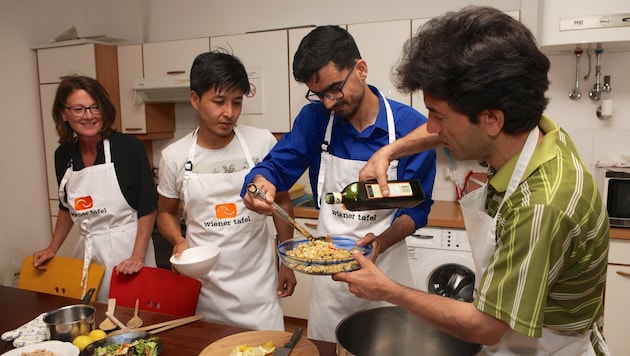 Andrea Reiter (links) kocht in der Küche der Wiener Tafel als "Lernhelferin" mit Flüchtlingen. (Bild: "Krone")
