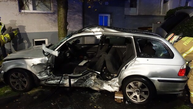 Ein Alko-Lenker (1,54 Promille) verursachte in Linz einen schweren Verkehrsunfall. (Bild: Berufsfeuerwehr Linz)