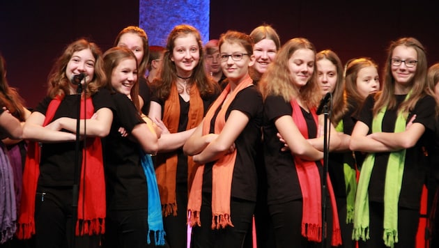 Die "Happy Voices der NMMS Neufelden sangen bei der CLV-Generalversammlung (Bild: Kronen Zeitung)