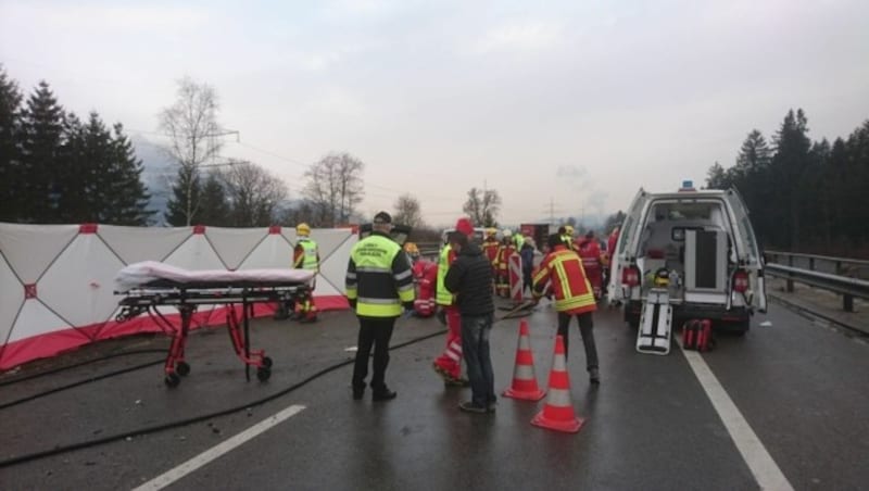 Einsatzkräfte am Unfallort (Bild: Feuerwehr Bludenz)