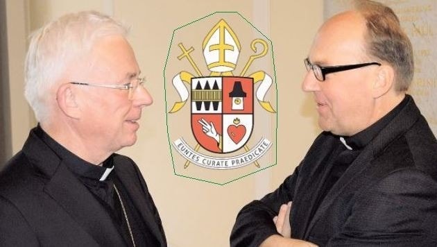 Erzbischof Lackner und Tirols Bischof Glettler (rechts). In der Mitte das neue Wappen. (Bild: Kathpress)