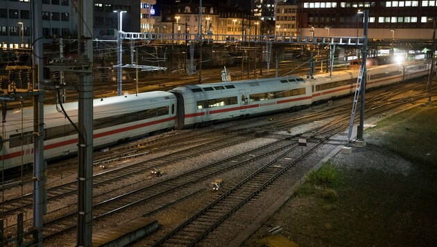 Der teilweise entgleiste ICE der Deutschen Bahn im Einfahrtsbereich des Bahnhofs in Basel (Bild: EPA)