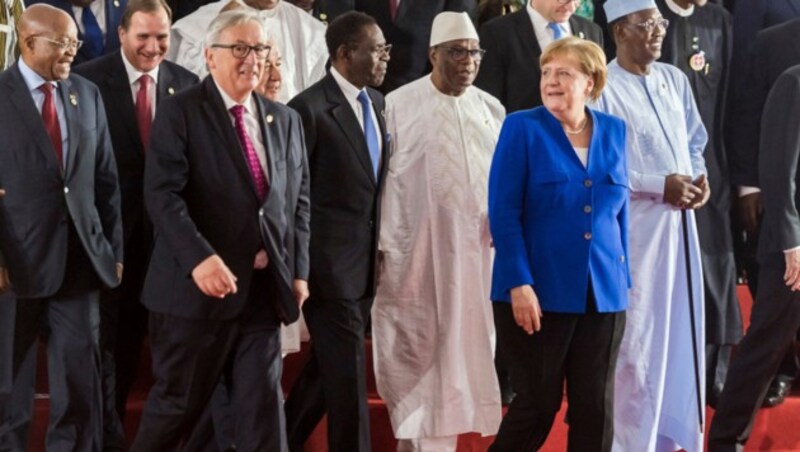 EU-Kommissionspräsident Jean-Claude Juncker und Deutschlands Kanzlerin Angela Merkel (Bild: AP)