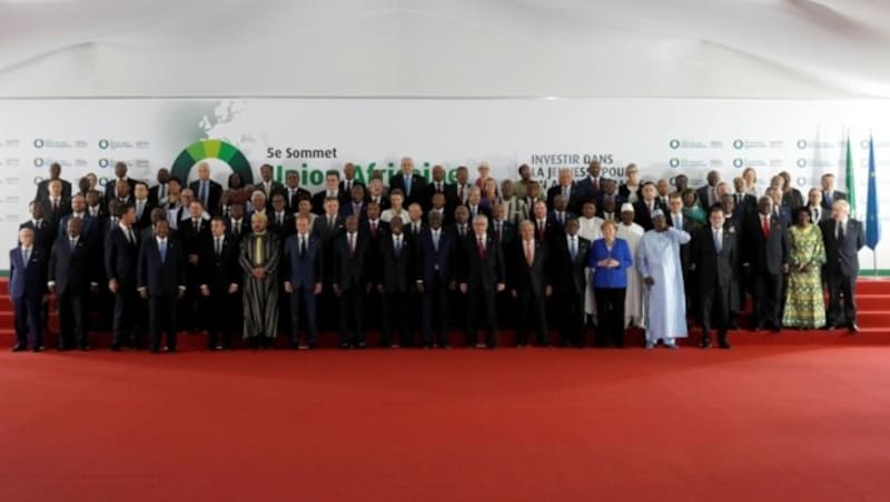 Gruppenfoto mit allen Teilnehmern des EU-Afrika-Gipfels (Bild: AFP)