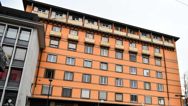 Das Haus Südtiroler Platz 1: Immer wieder gebe es dort Hinweise hinsichtlich illegaler Prostitution. (Bild: zeitungsfoto.at)