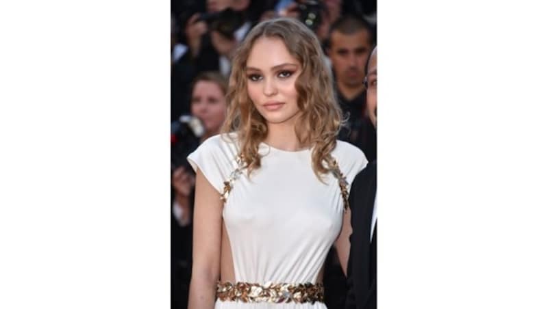 Lily-Rose Depp verzichtet unter dem weißen Kleid auf einen BH. (Bild: www.PPS.at)