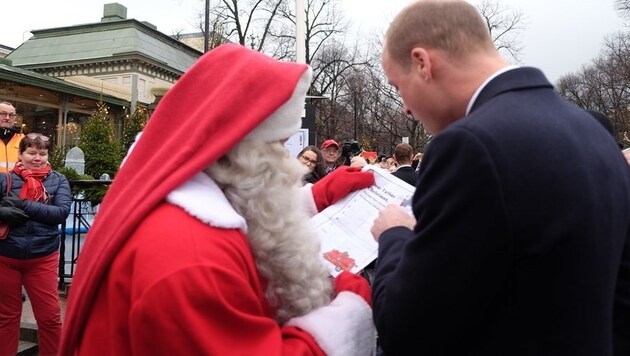 Prinz William übergibt dem Weihnachtsmann den Wunschzettel seines Sohnes Prinz George. (Bild: twitter.com/kensingtonpalace)