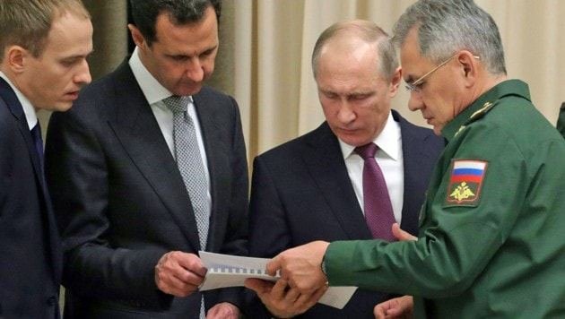 Assad mit Russlands Präsident Wladimir Putin und dessen Verteidigungsminister Sergej Schoigu (re.) (Bild: AFP)
