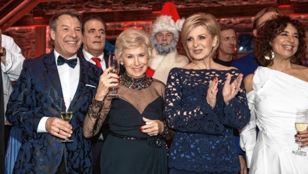 Waltraud Haas hob das Glas, Carmen Nebel und alle anwesenden Stars feierten mit ihr mit. (Bild: People Picture/Willi Schneider)