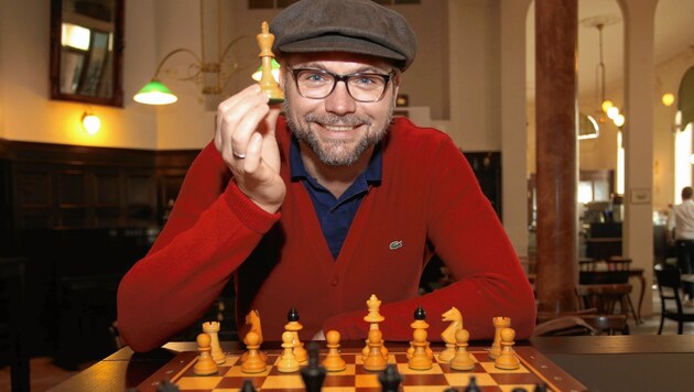 Verliert sich gerne in der Welt des Schachs: Thomas Stipsits im Café Ritter in Wien-Ottakring (Bild: Zwefo)