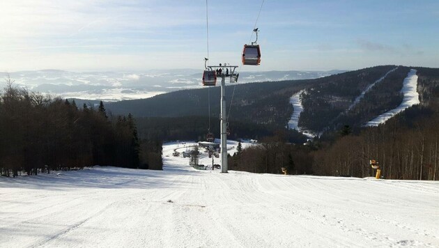 Eine tschechische Skiurlauberin wurde bei einem Unfall am Hochficht schwer verletzt. (Bild: unbekannt)