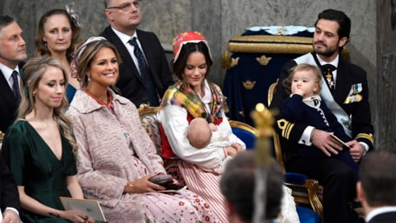 Die Prinzessinnen Madeleine und Sofia mit Baby Gabriel, Prinz Carl Philip und Prinz Alexander (Bild: AP)