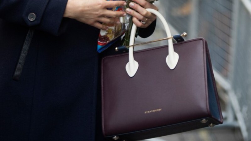 Die Handtasche ist von der schottischen Marke Strathberry. (Bild: AFP and Licensors)