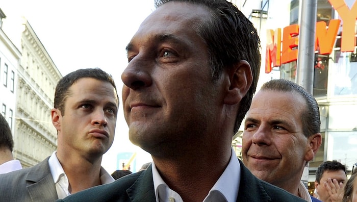 Archivbild: Ex-FPÖ-Chef Heinz-Christian Strache (Mitte), flankiert von Parteikollegen Harald ...
