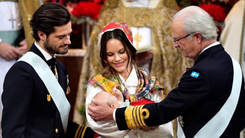 Prinz Carl Philip, Prinzessin Sofia und König Carl Gustaf bei der Taufe von Prinz Gabriel (Bild: Jonas Ekstromer/TT)