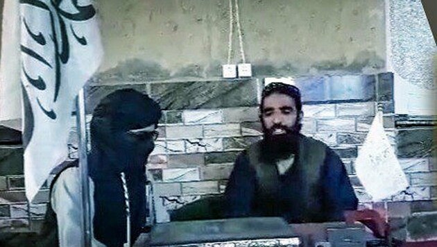 Der unverhüllte Mann identifiziert sich als IS-Vizeanführer in Afghanistan, der die Seiten wechselt. (Bild: twitter.com)