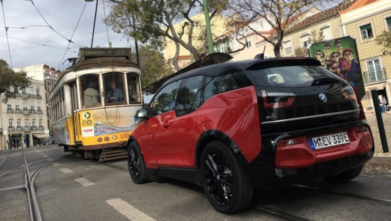 BMW i3s und Straßenbahn in Lissabon: "Elektriker" unter sich (Bild: Stephan Schätzl)