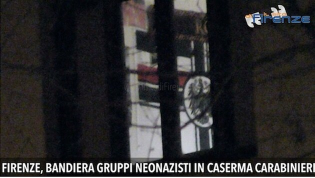 Das Regionalmedium "Il Sito di Firenze" entdeckte die Reichskriegsflagge in der Carabinieri-Kaserne. (Bild: Il Sito di Firenze)
