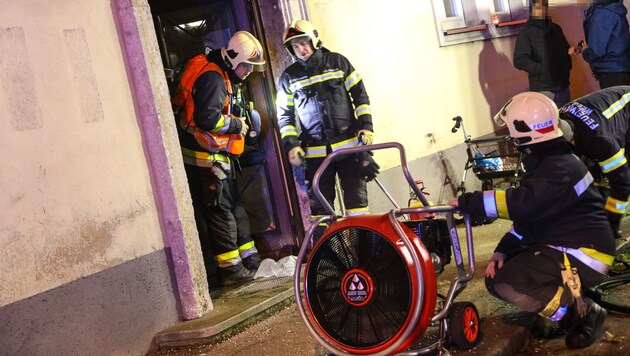 Die Welser Feuerwehr bannte die Gefahr, 14 Bewohner mussten ins Krankenhaus. (Bild: laumat.at / Matthias Lauber)
