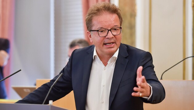 Umwelt-Landesrat Rudi Anschober setzt sich für ein Glyphosat-Verbot in Oberösterreich ein. (Bild: Dostal)