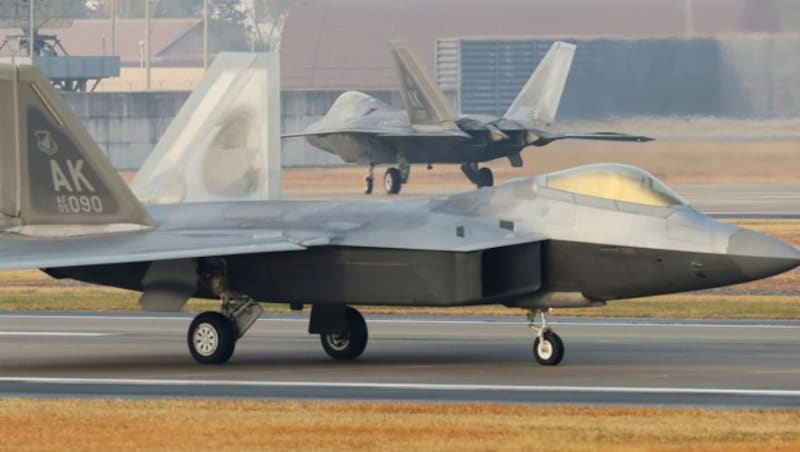 Der US Air Force F-22 Raptor mit Tarnkappeneigenschaften wird bei der Übung eingesetzt. (Bild: AP)